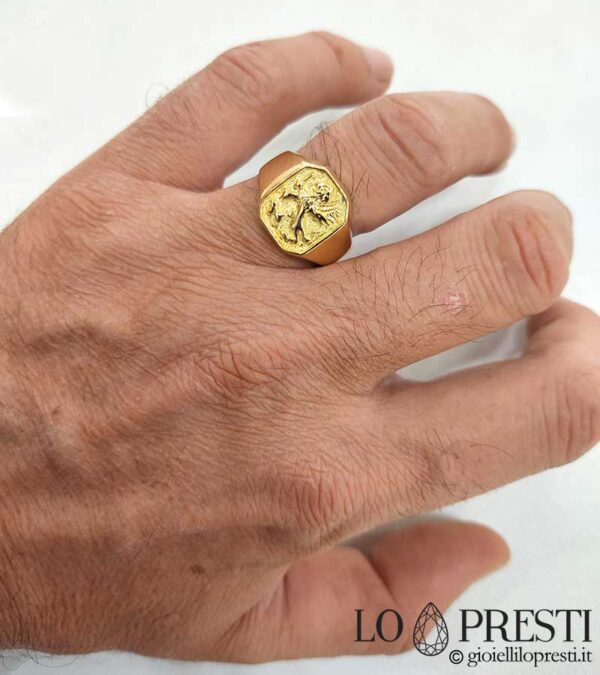 Мужское восьмиугольное кольцо кавалер из желтого золота 18 карат с эмблемой дракона