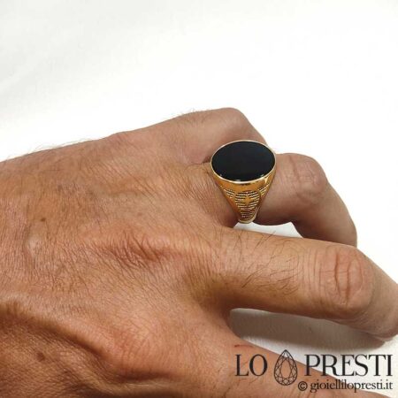 Anel masculino com modelo de dedo anelar de ônix oval plano.