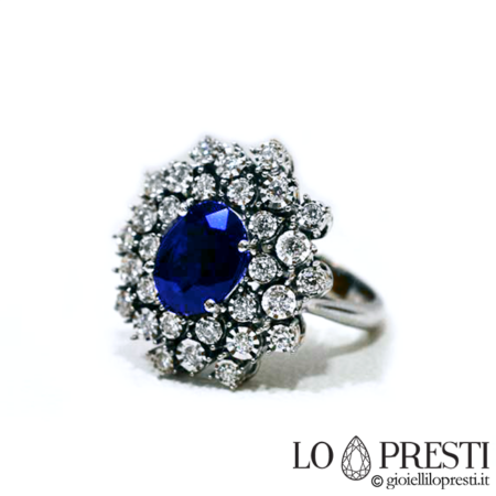 anel de ouro com safira azul e diamantes brilhantes