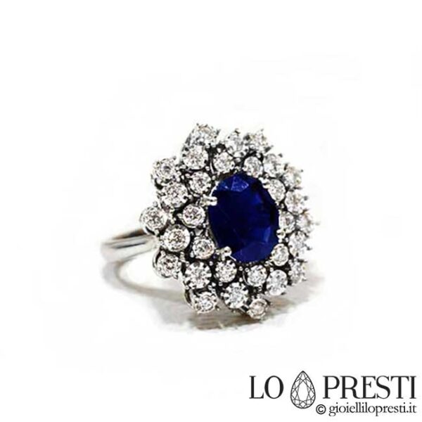золотое кольцо с голубыми сапфирами и овальными бриллиантами