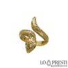 Bague serpent en or jaune 18 carats avec zircons blancs et verts, finition raffinée pour cet objet design.Certificat de garantie à vie.