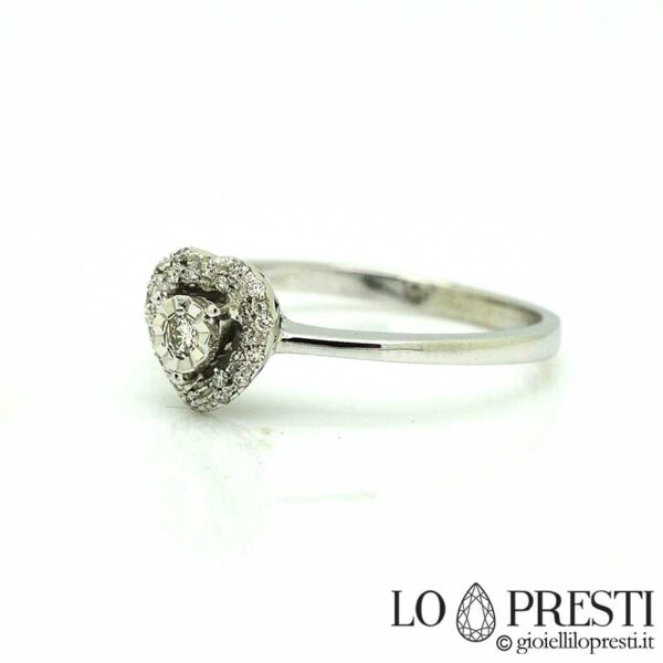 Anello Eternity design cuore in oro bianco 18kt moderno con diamanti taglio brillante.Confezione regalo e certificato di garanzia.