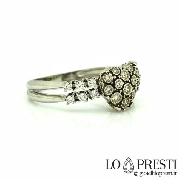 Anello Eternity design cuore moderno con diamanti naturali  taglio brillante in oro bianco 18kt. Certificato di garanzia e confezione regalo.