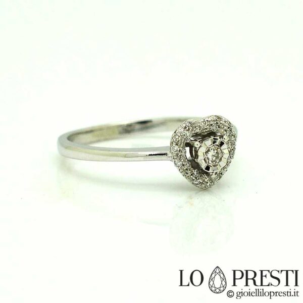 Eternity-Herz-Design-Ring aus modernem 18-karätigem Weißgold mit Diamanten im Brillantschliff. Geschenkbox und Garantiezertifikat.