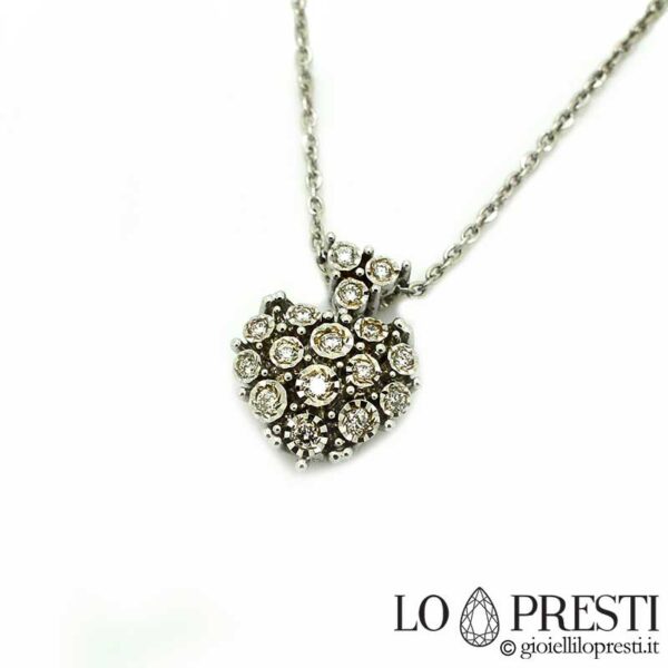 Collana e pendente cuore design moderno con pavè di diamanti taglio brillante in oro bianco 18kt certificato di garanzia e confezione regalo.
