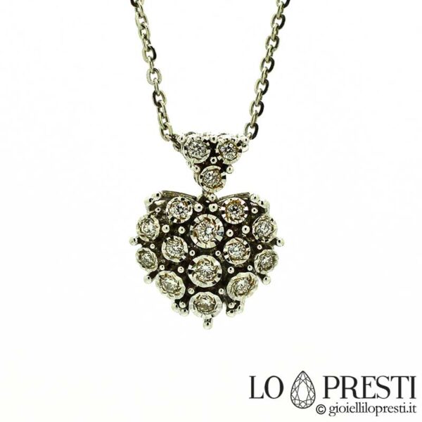 Collana e pendente cuore design moderno con pavè di diamanti taglio brillante in oro bianco 18kt certificato di garanzia e confezione regalo.