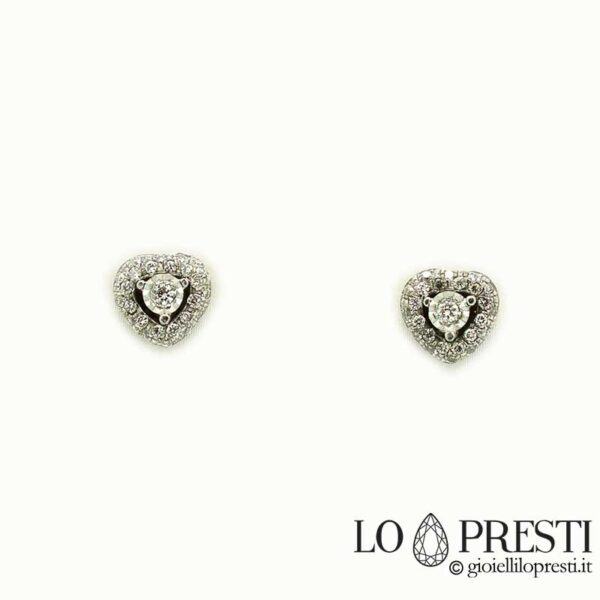 Brincos com desenho de coração em ouro branco 18K com diamantes naturais em lapidação brilhante, fecho composto por alfinete e borboletas. Uma joia atemporal ideal para relembrar um momento importante.