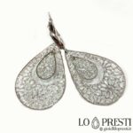 Women's pendant earrings in 18kt white gold, diamond-cut, lever backing.