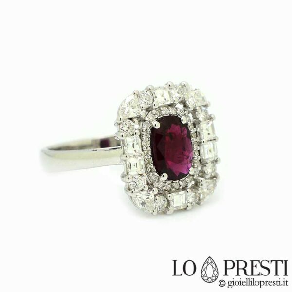 Eternity-Ring mit 100 % natürlichem Mosambik-Rubin von wunderschöner Farbe, umgeben von natürlichen Diamanten im Brillantschliff und Baguettes aus 18-karätigem Weißgold. Garantiezertifikat und Geschenkbox.