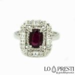 Eternity ring with 100% natural Mozambique ruby ​​of a beautiful color surrounded by natural brilliant cut diamonds and baguettes in 18kt white gold. Warranty certificate and gift box.