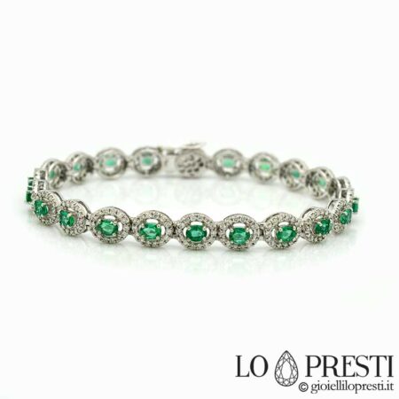 Bracelet exclusif avec d'excellentes émeraudes naturelles de taille ovale et des diamants taille brillant. Certificat de garantie et coffret cadeau