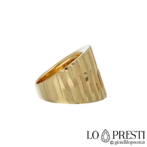 Band ring in 18kt yellow gold, a design and trendy object. Warranty certificate and gift box.