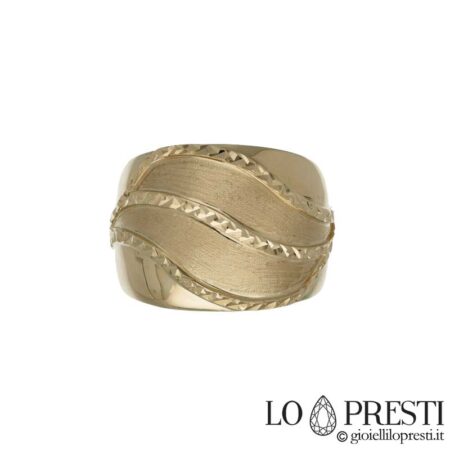 Band ring sa 18kt yellow gold, isang disenyo at usong bagay. Sertipiko ng warranty at kahon ng regalo.