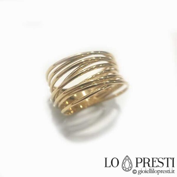 Многорядное кольцо из 18-каратного желтого золота — дизайнерский и модный предмет. Гарантийный талон и подарочная коробка.