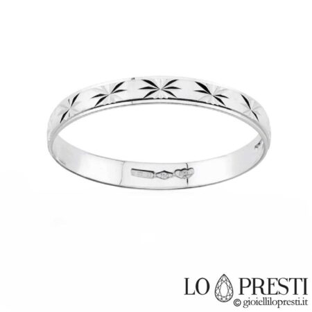 18kt white gold wedding ring, flat in shape with beveled edges, suitable for engagement or anniversary. Certificate of guarantee and gift box.