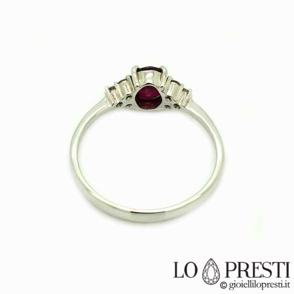 Eternity-Ring mit natürlichem Rubin von wunderschöner intensiver Farbe, umgeben von natürlichen Diamanten im Brillantschliff, aus 18-karätigem Weißgold. Garantiezertifikat und Geschenkbox.