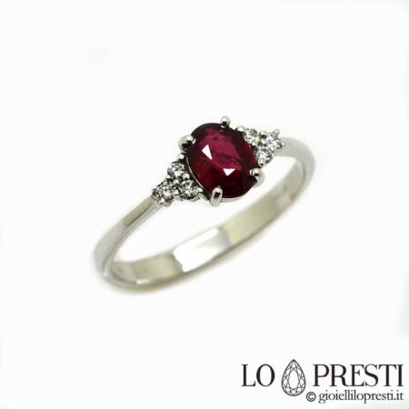 Anillo de eternidad con rubí natural de un precioso color intenso, rodeado de diamantes naturales talla brillante, en oro blanco de 18kt. Certificado de garantía y caja de regalo.