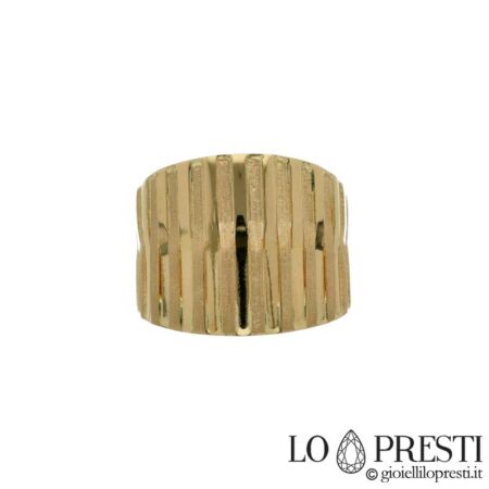 Band ring in 18kt yellow gold, a design and trendy object. Warranty certificate and gift box.