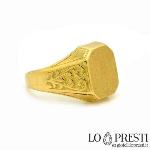 Мужское и женское кавалерское кольцо с шестиугольной печатью из 18-каратного желтого золота. Возможна персонализация с помощью гравировки. Гарантийный талон и подарочная коробка.