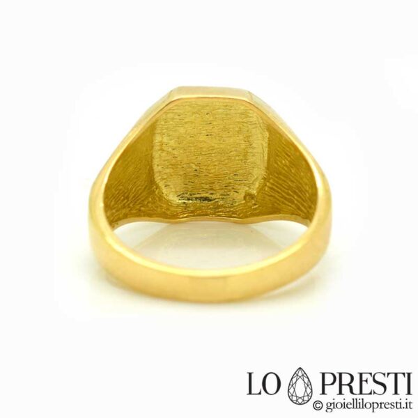 Мужское и женское кавалерское кольцо с шестиугольной печатью из 18-каратного желтого золота. Возможна персонализация с помощью гравировки. Гарантийный талон и подарочная коробка.
