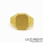 Men's and women's chevalier ring with hexagonal shield seal in 18kt yellow gold. Customizable with engraving. Warranty certificate and gift box