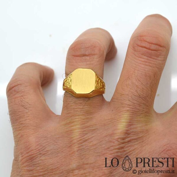 خاتم شيفالييه سداسي الشكل للرجال والنساء من الذهب الأصفر عيار 18 قيراطًا. قابلة للتخصيص مع النقش. شهادة الضمان وصندوق الهدايا