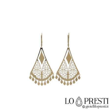 Boucles d'oreilles pendantes fantaisie brodées en or jaune 18 carats avec fermoir levier, certificat de garantie et coffret cadeau.
