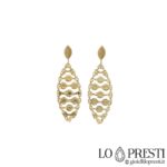 Boucles d'oreilles pendantes pour femme avec broderie fantaisie en or jaune 18 carats avec fermoir levier, certificat de garantie et coffret cadeau.