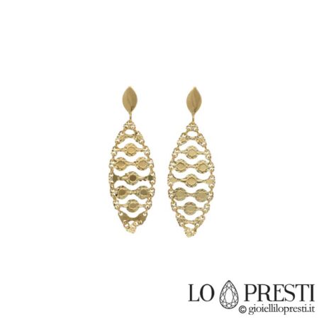 Boucles d'oreilles pendantes pour femme avec broderie fantaisie en or jaune 18 carats avec fermoir levier, certificat de garantie et coffret cadeau.