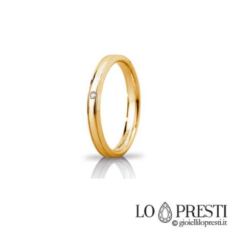 ウナエレ オリオンのスリム モデルの結婚指輪は、ダイヤモンドをあしらった 18 KT イエロー ゴールドで、内部の彫刻でカスタマイズ可能です。保証書とギフトボックスをご注文いただいた場合のみご利用いただける商品です。