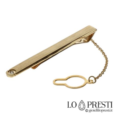 Customizable 18 kt yellow gold tie clip accessory for men. Warranty certificate and gift box.